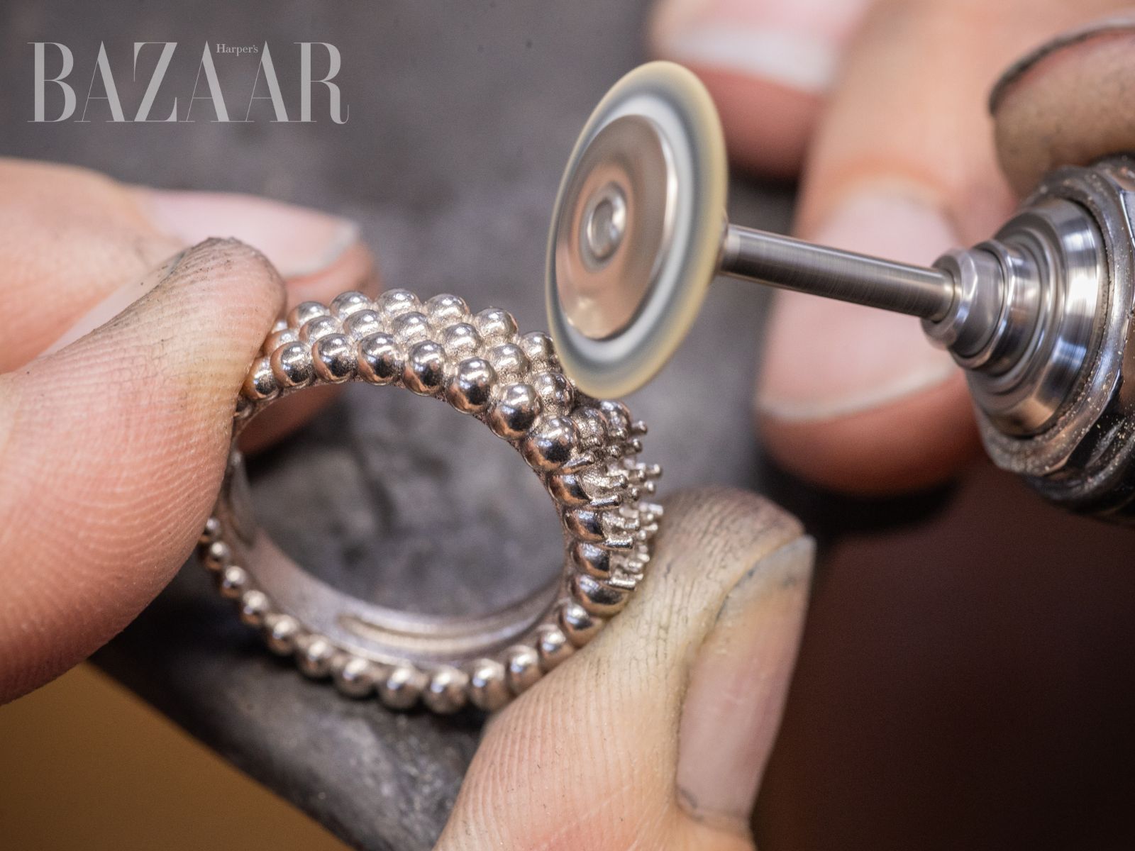 bzvn-di-san-che-tac-van-cleef-arpels-hoa-quyen-cung-sac-mau-da-quy-trong-bo-suu-tap-perlee-10