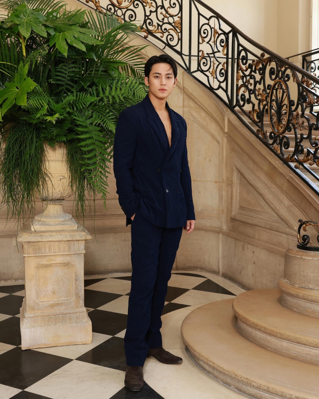 bzvn-dior-haute-couture-thu-dong-2026-fw26-front-row-kim-mingyu-seventeen (1)