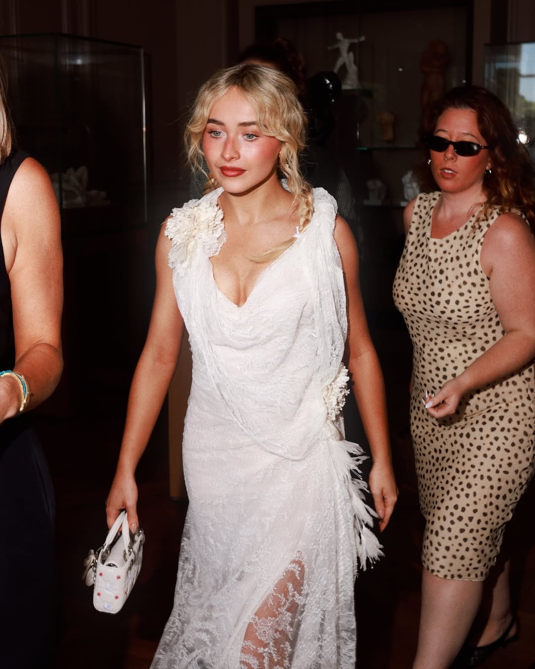 bzvn-dior-haute-couture-thu-dong-2026-fw26-front-row-sabrina-carpenter (2)