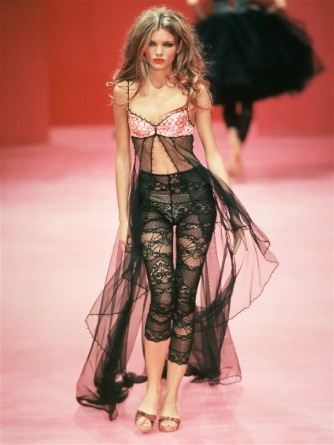 bzvn-jennie-tame-impala-dracula-deadbeat-tour-live-betsey-johnson-199900001