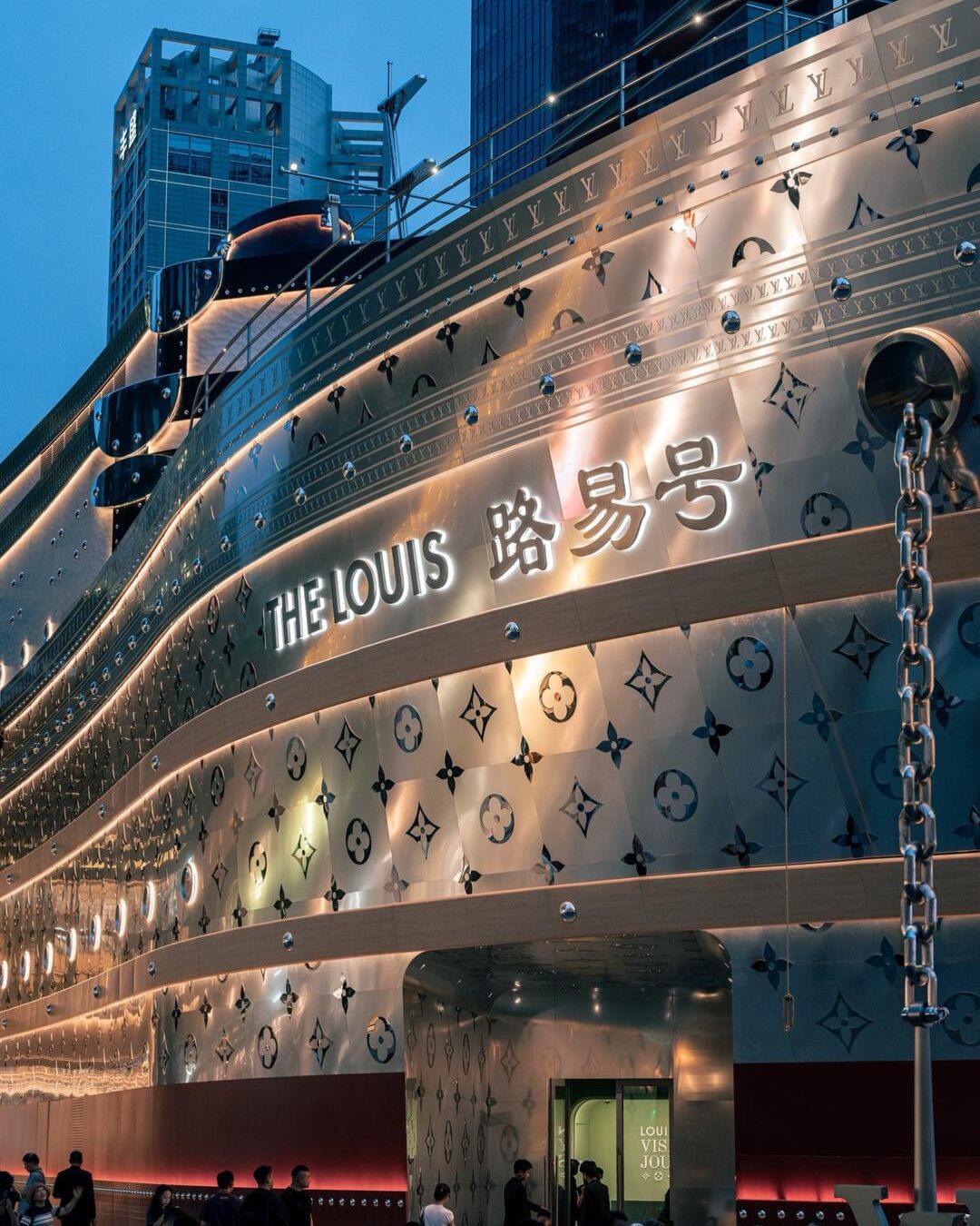 bzvn-mot-bong-hoa-khoi-mao-cuoc-chien-ban-quyen-van-hoa-giua-louis-vuitton-va-molly-tea- 6