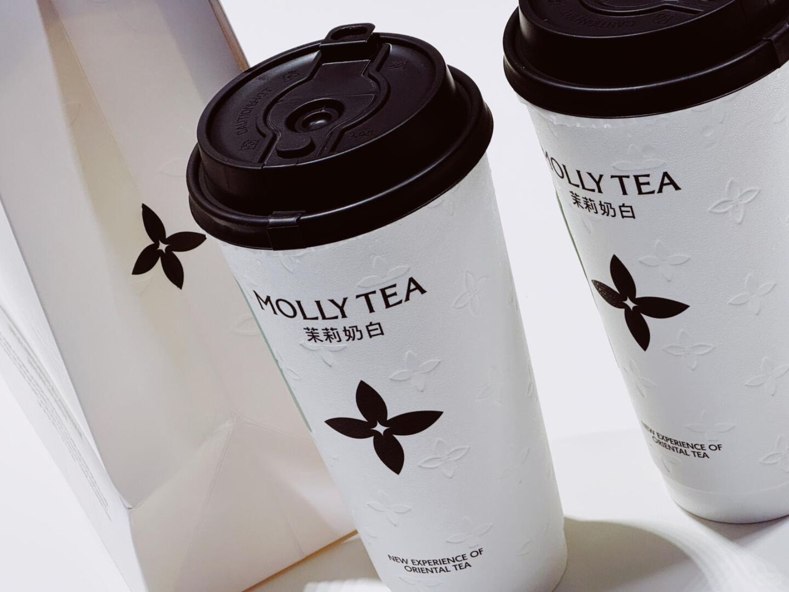 bzvn-mot-bong-hoa-khoi-mao-cuoc-chien-ban-quyen-van-hoa-giua-louis-vuitton-va-molly-tea- 8