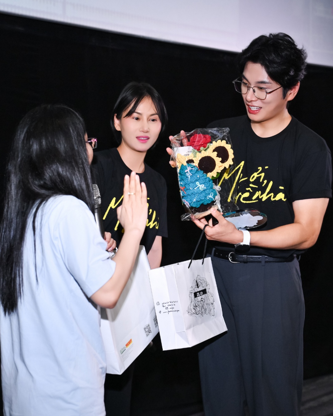 lee-yi-kyung-doi-non-la-to-chuc-hop-fan-tai-rap-me-oi-ve-nha