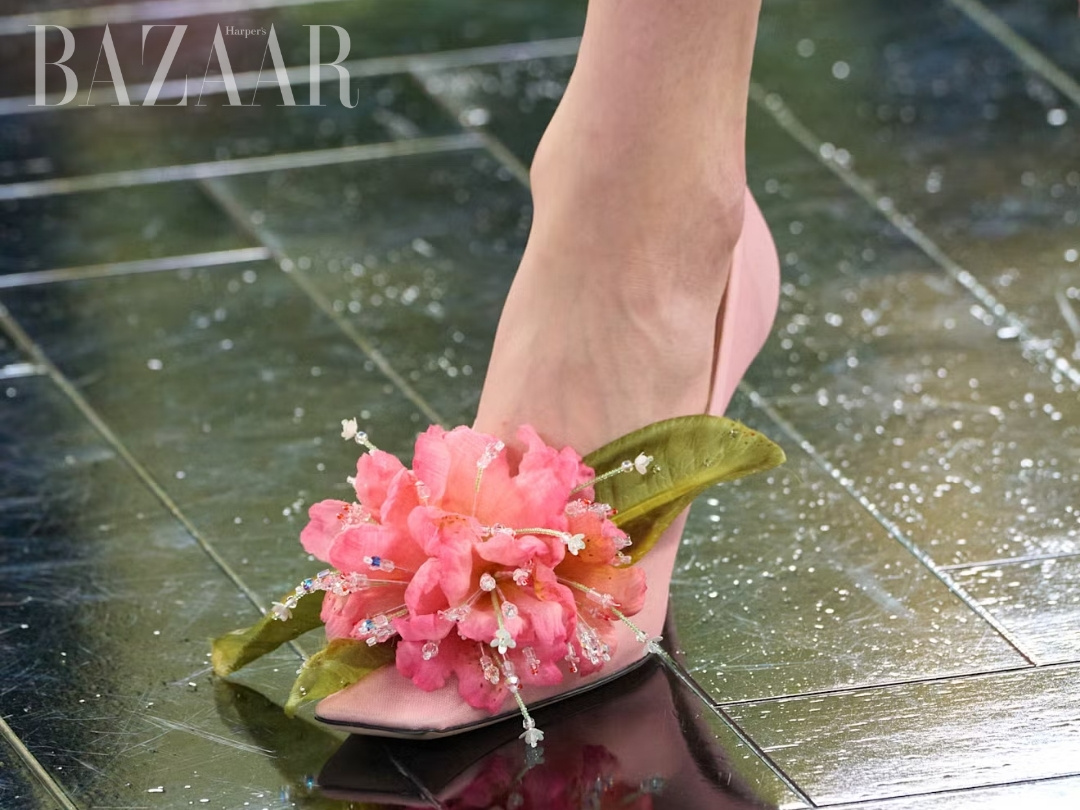 Dior cùng Chanel lăng-xê xu hướng giày như khu vườn thu nhỏ