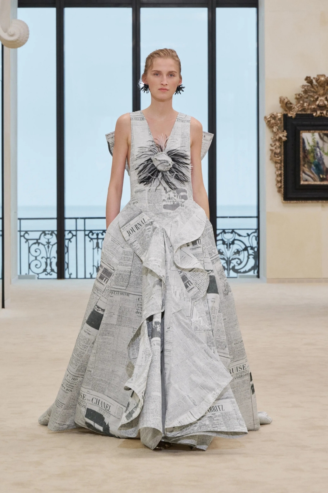 Dior và Chanel cùng “lên trang nhất”, hồi sinh họa tiết Newspaper Print mùa Cruise 2027插图6