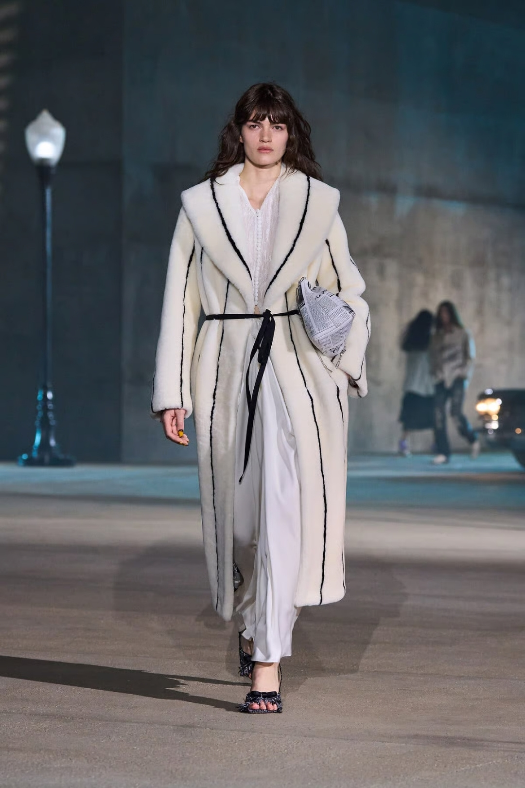 Dior và Chanel cùng “lên trang nhất”, hồi sinh họa tiết Newspaper Print mùa Cruise 2027插图3
