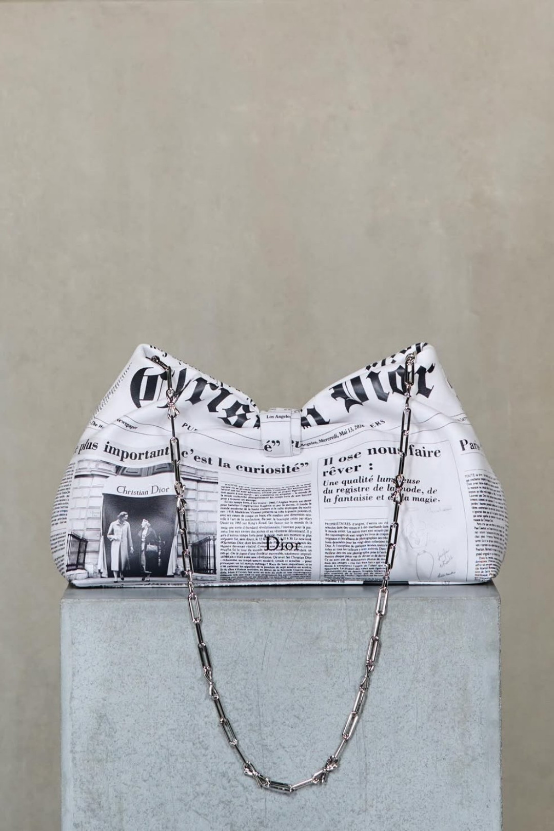 Dior và Chanel cùng “lên trang nhất”, hồi sinh họa tiết Newspaper Print mùa Cruise 2027插图5