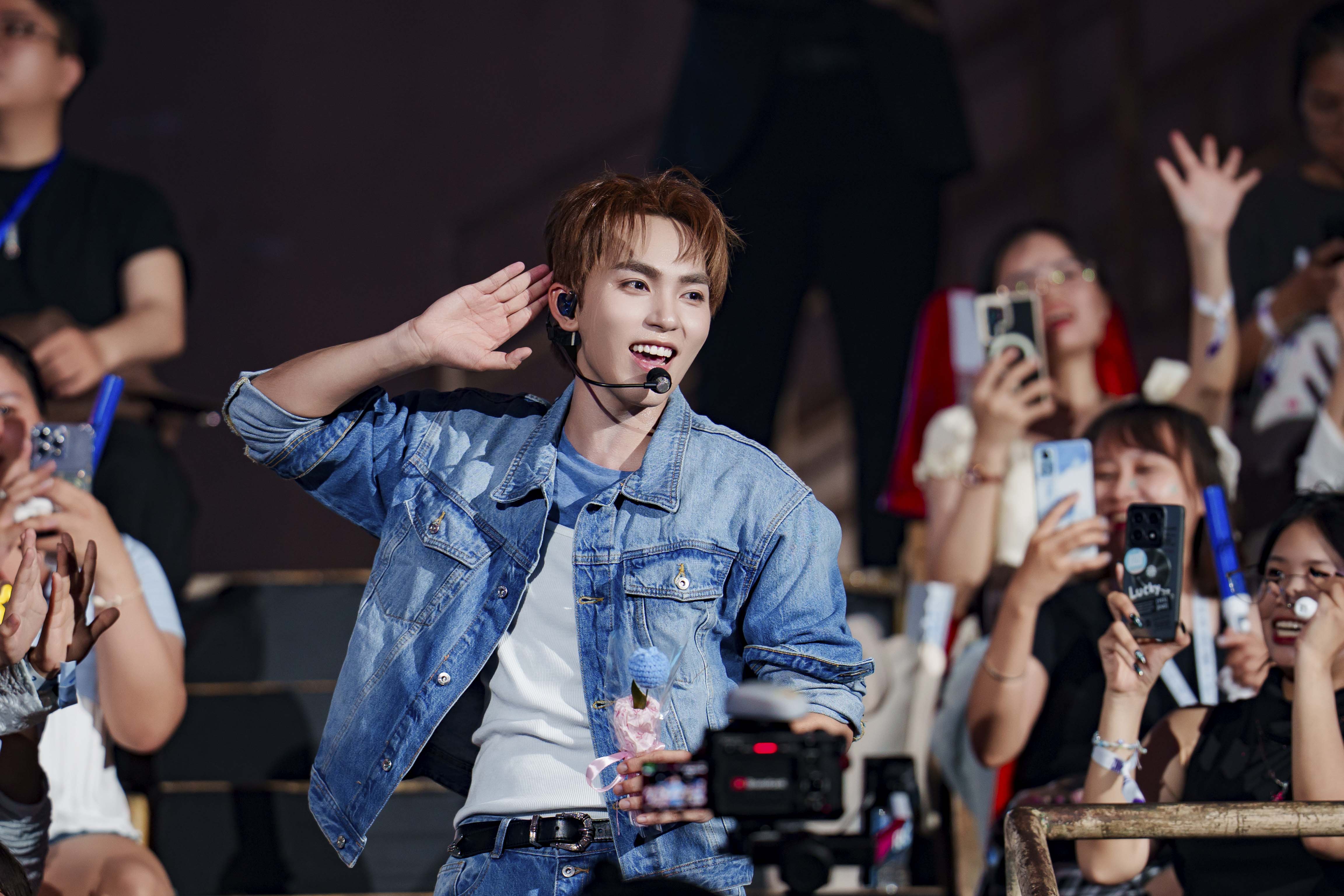 Uprize-fan-meeting-album thang