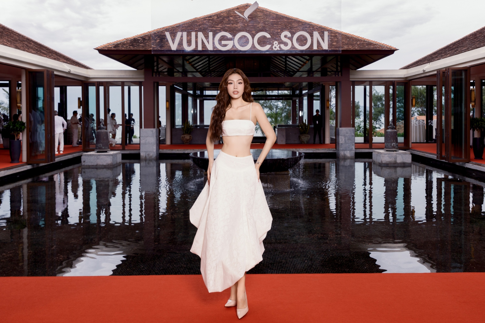 rung-hoa-hau-phu-sac-trang-tham-do-vungocson-giua-vinh-lang-co