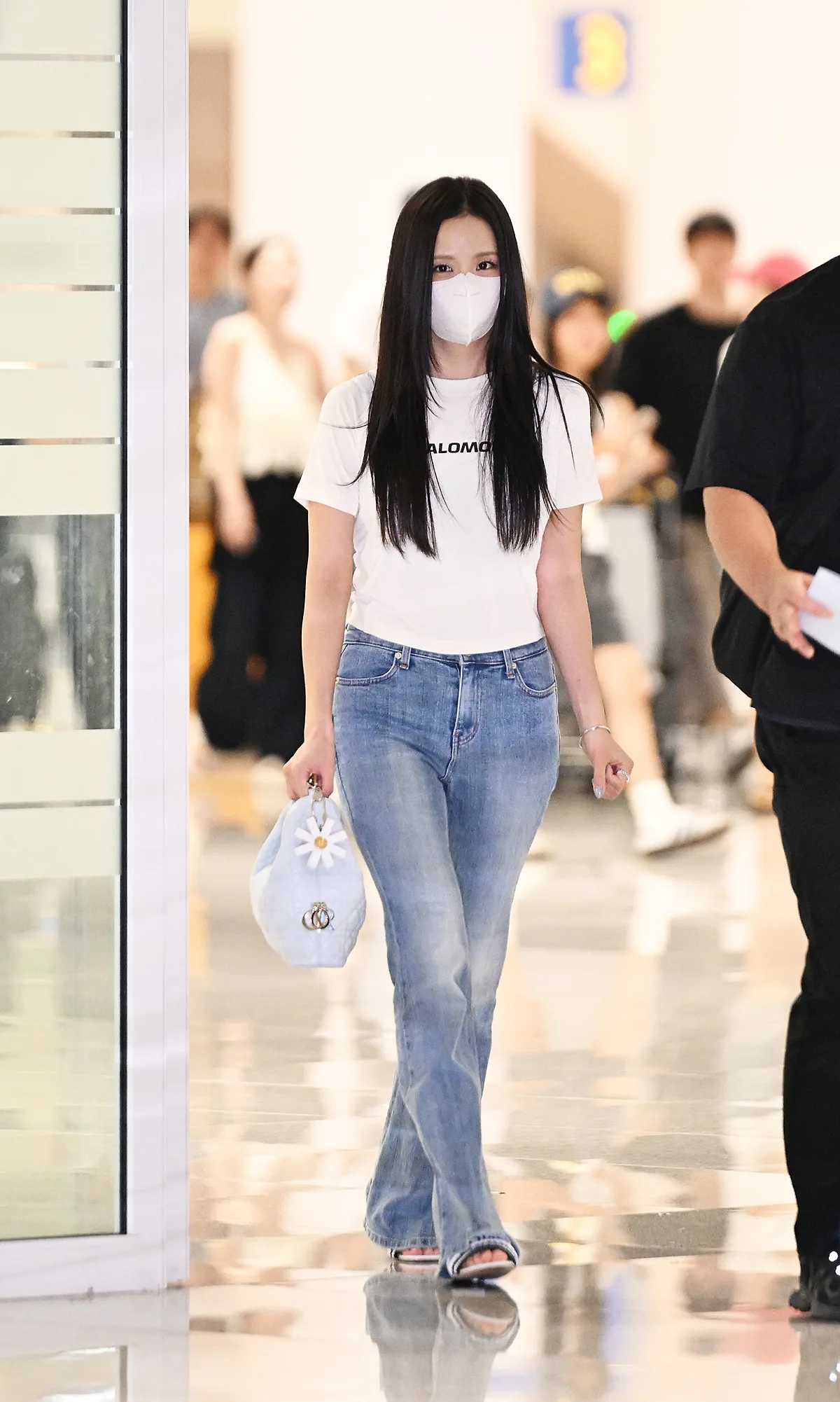 2026810-jisoo-in-dior-toujours-hobo-bag