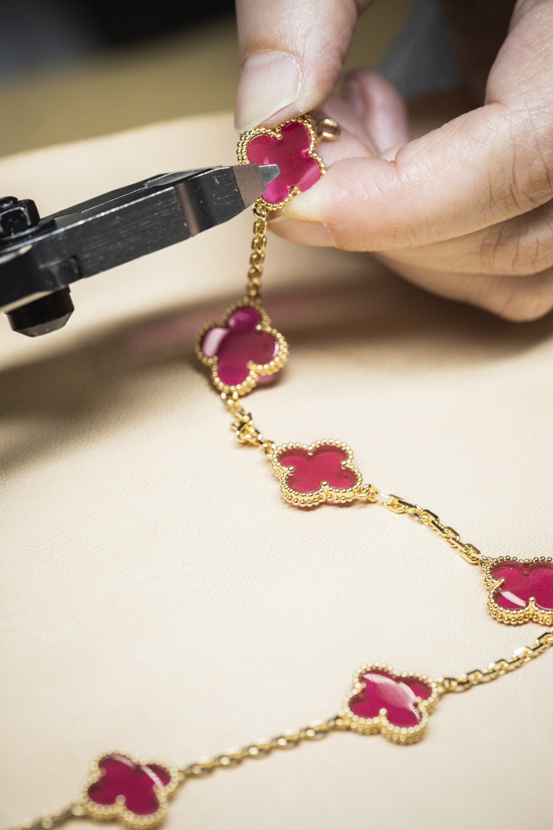 Lớp men hồng mới trên họa tiết Van Cleef & Arpels Alhambra biểu tượng插图1