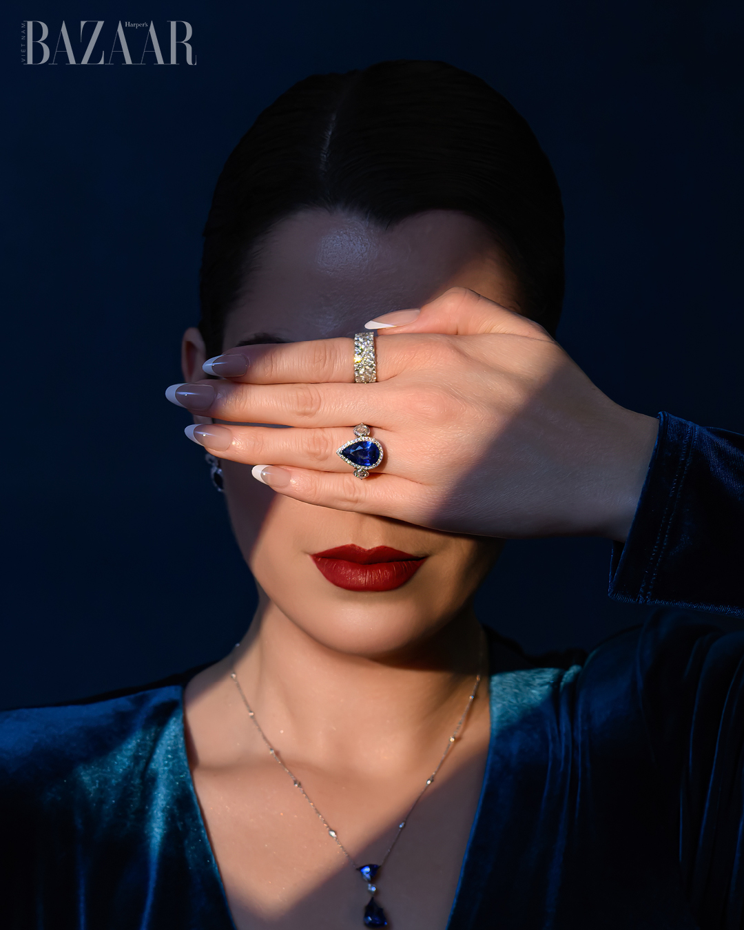 Sự tương phản giữa sapphire thẳm sâu và opal lửa rực cháy插图