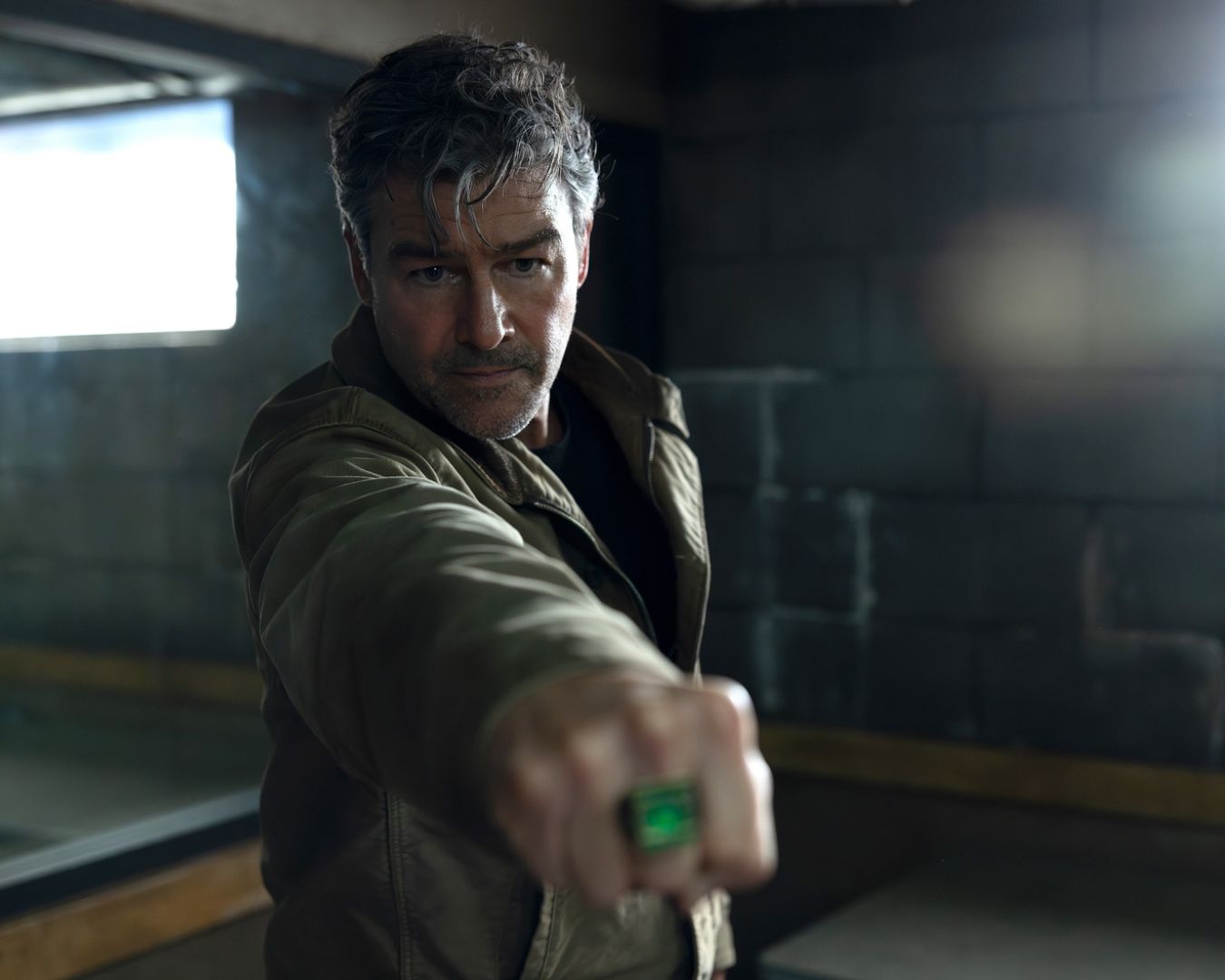 Ở tuổi 60, Kyle Chandler vẫn là siêu anh hùng của phim Lanterns插图