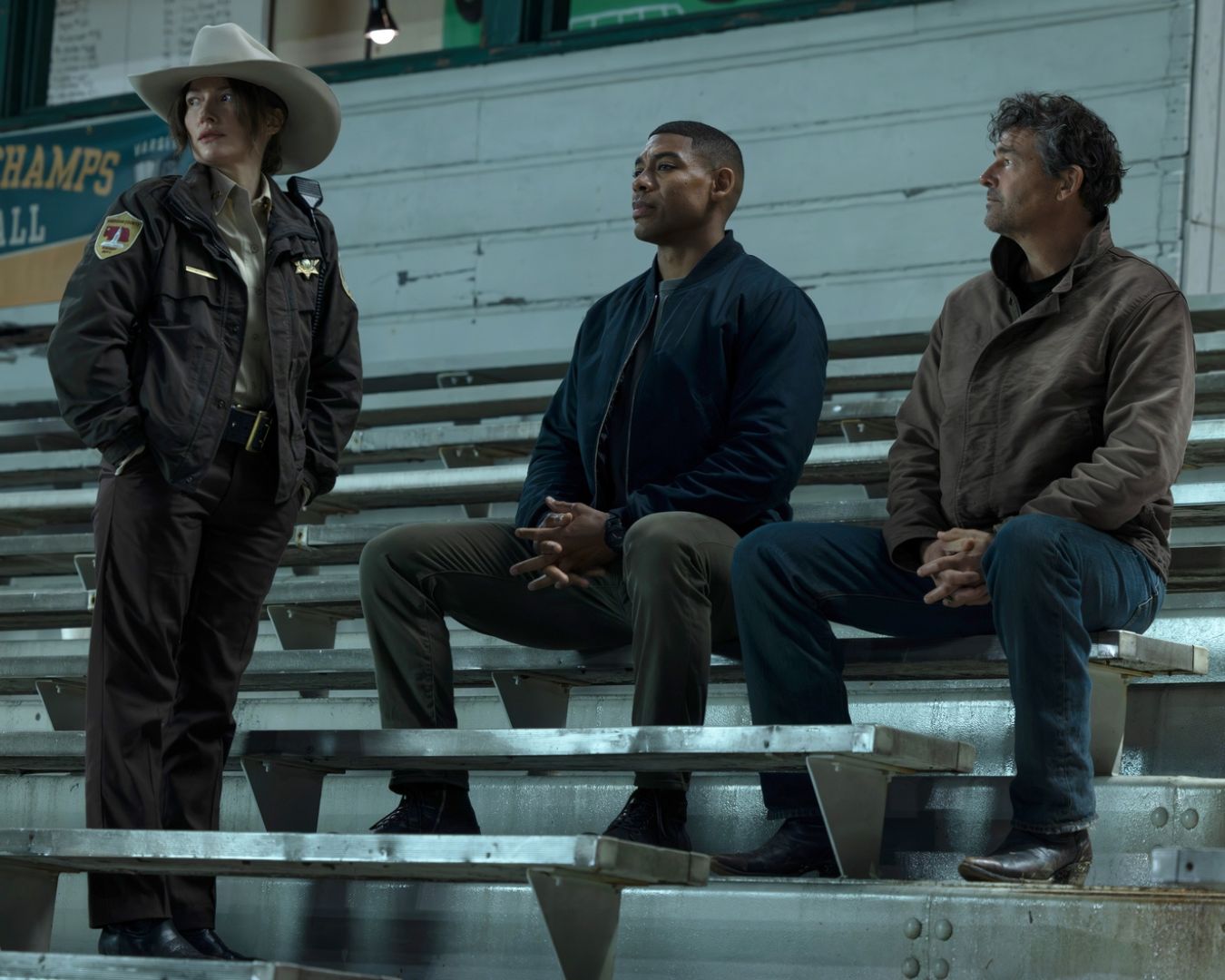 Ở tuổi 60, Kyle Chandler vẫn là siêu anh hùng của phim Lanterns插图1