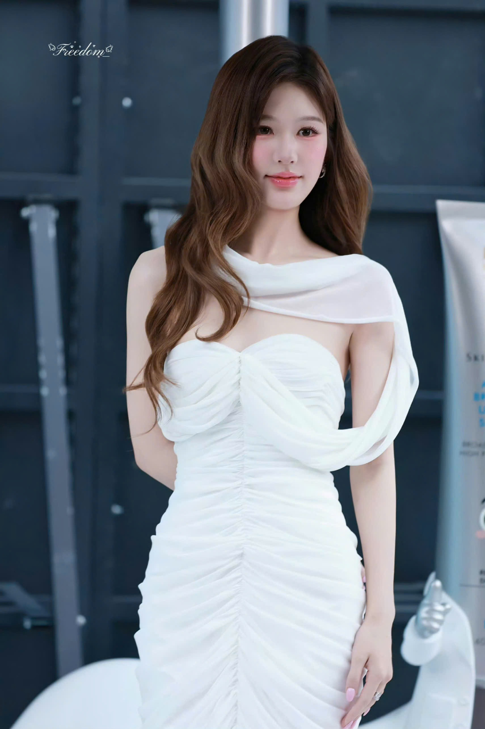 Triệu Lộ Tư khoe vai trần thanh lịch trong thiết kế của Hà Thanh Việt