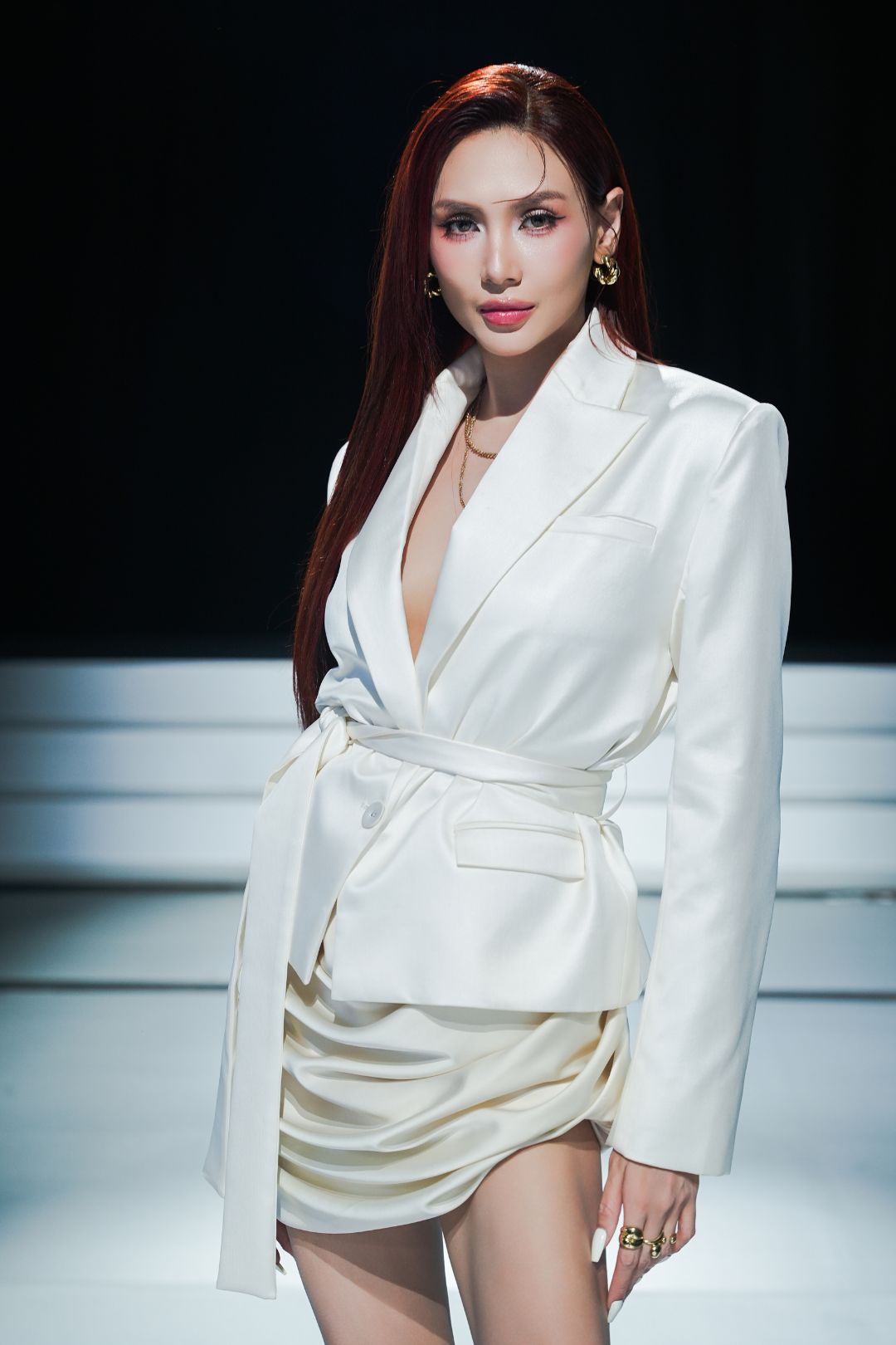 Hoa hậu H’hen Niê chơi trội với sắc đen gợi cảm, Anh Thư và Hoàng Yến vẫn quyền lực trong sắc trắng插图2