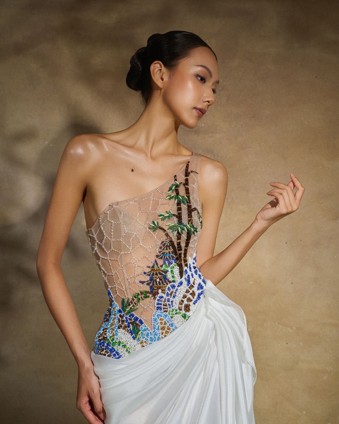 Trần Thảo Vi tái sinh vệt sáng từ những mảnh gốm vỡ chùa Linh Phước trong đầm dạ hội插图9 Trần Thảo Vi tái sinh vệt sáng từ những mảnh gốm vỡ chùa Linh Phước trong đầm dạ hội插图9