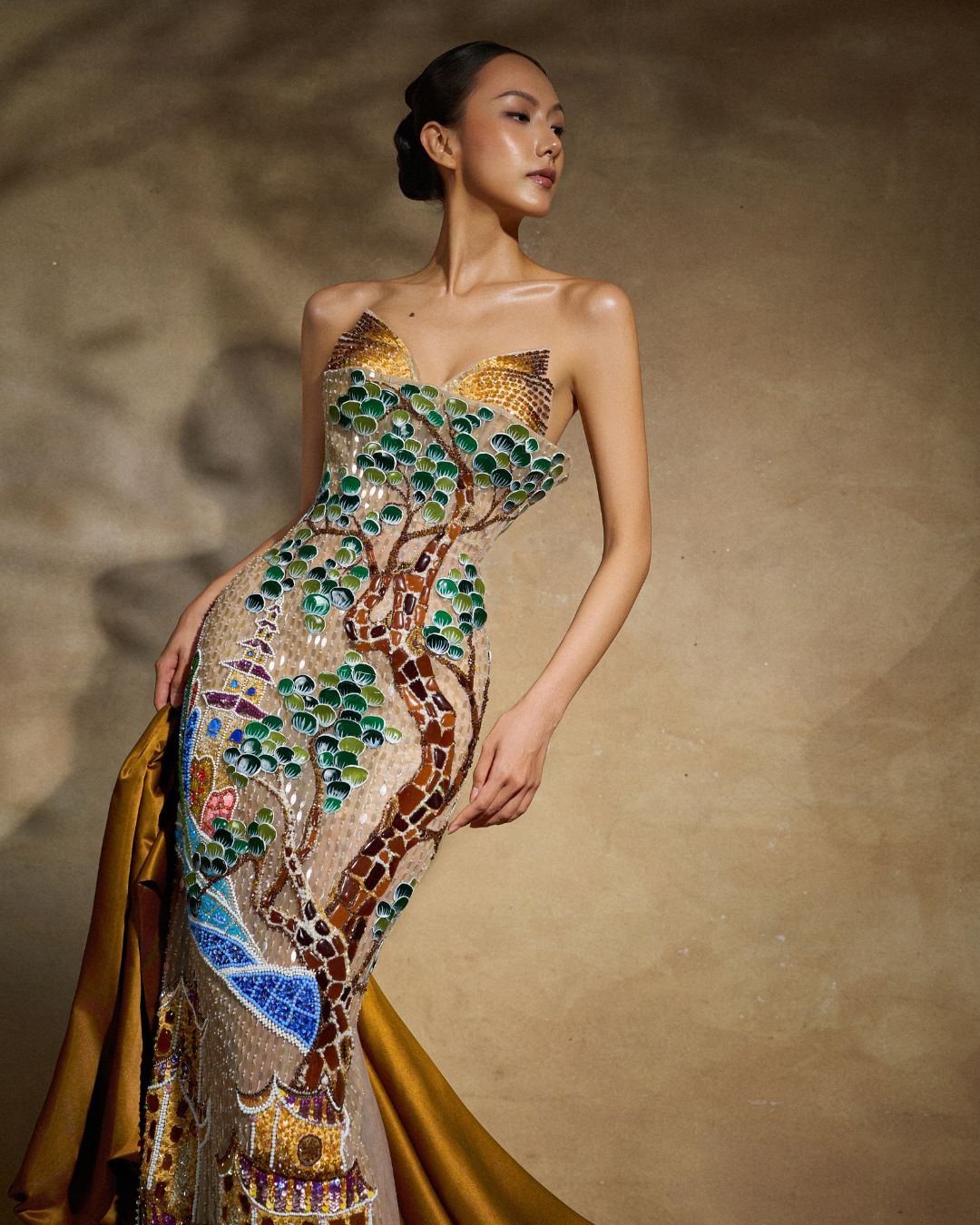 Trần Thảo Vi tái sinh vệt sáng từ những mảnh gốm vỡ chùa Linh Phước trong đầm dạ hội插图8 Trần Thảo Vi tái sinh vệt sáng từ những mảnh gốm vỡ chùa Linh Phước trong đầm dạ hội插图8