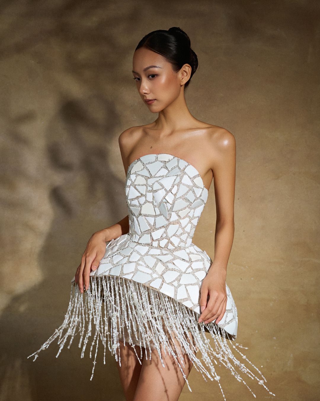 Trần Thảo Vi tái sinh vệt sáng từ những mảnh gốm vỡ chùa Linh Phước trong đầm dạ hội插图10 Trần Thảo Vi tái sinh vệt sáng từ những mảnh gốm vỡ chùa Linh Phước trong đầm dạ hội插图10