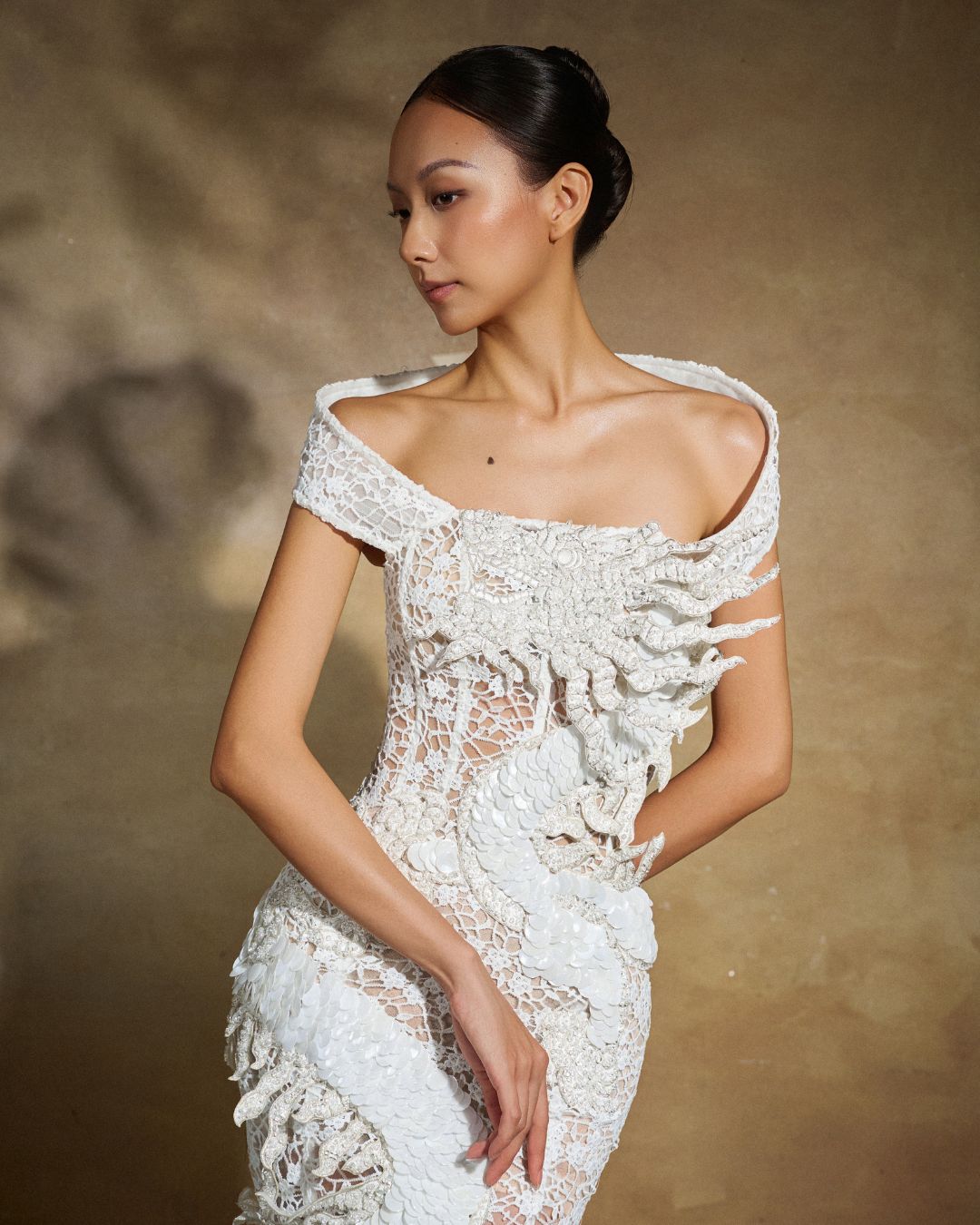 Trần Thảo Vi tái sinh vệt sáng từ những mảnh gốm vỡ chùa Linh Phước trong đầm dạ hội插图4 Trần Thảo Vi tái sinh vệt sáng từ những mảnh gốm vỡ chùa Linh Phước trong đầm dạ hội插图4
