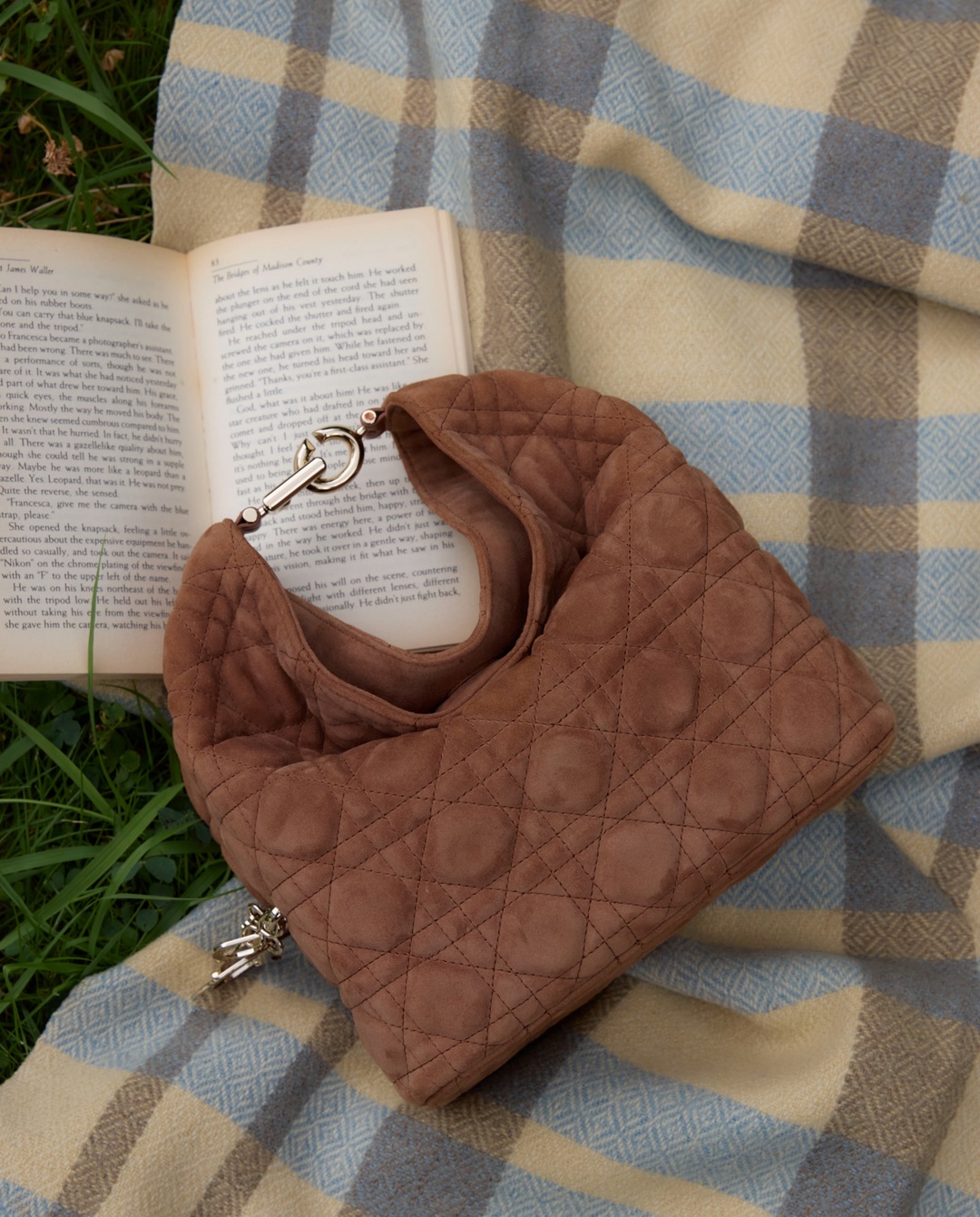 Vương Sở Nhiên, LingOrm đồng loạt thêm chiếc Dior Toujours Hobo vào BST túi xách插图9