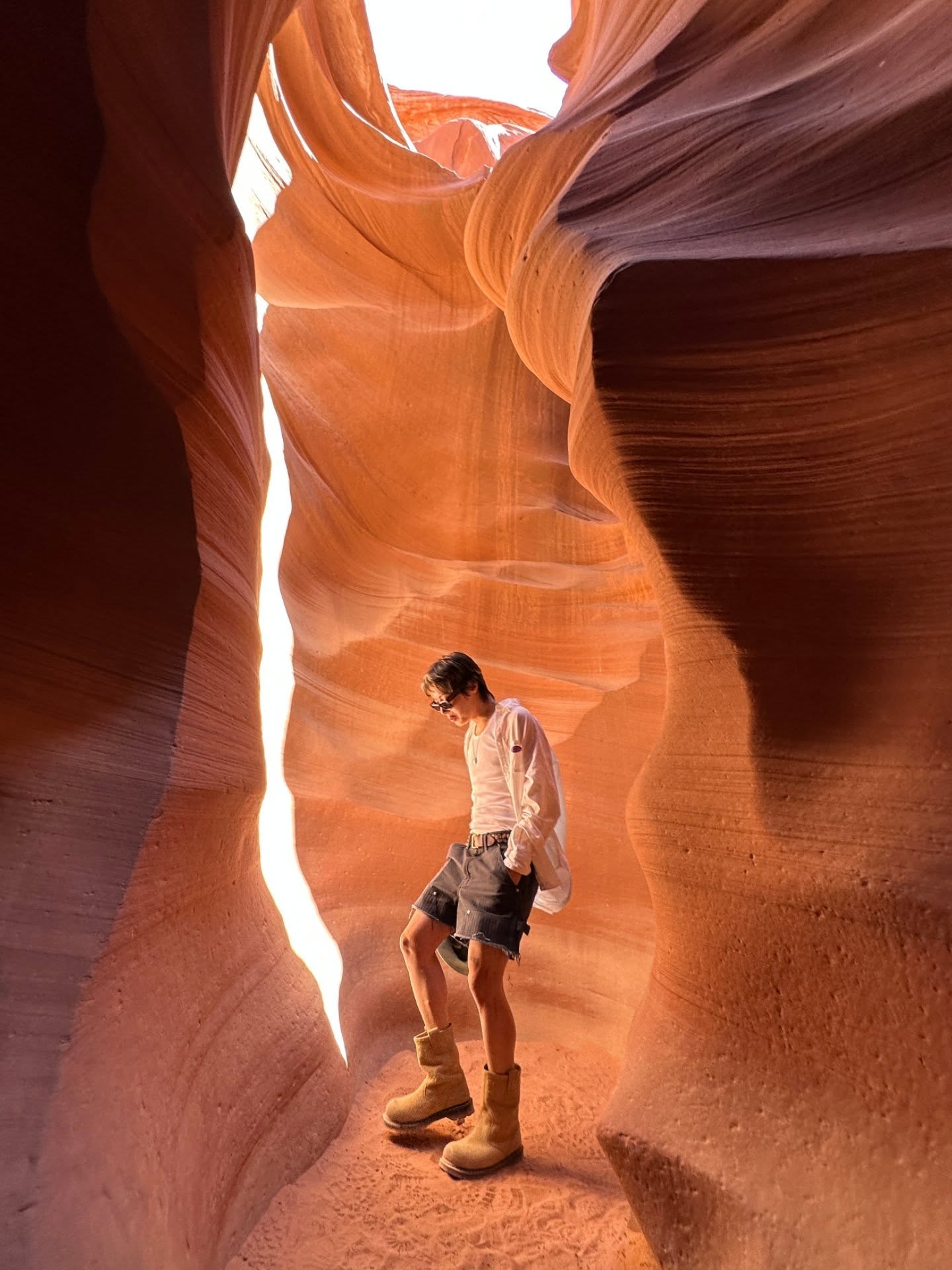 bzvn-j-hope-bts-antelope-canyon-hem-nui-linh-duong (1)