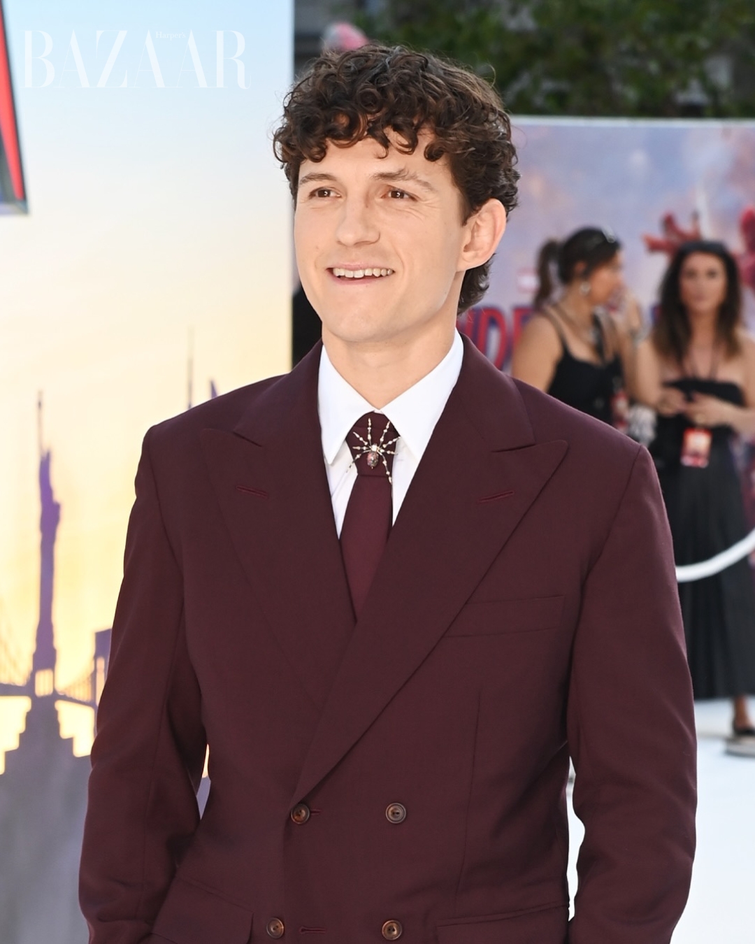 bzvn-tom-holland-trang-suc-tham-do-202600001