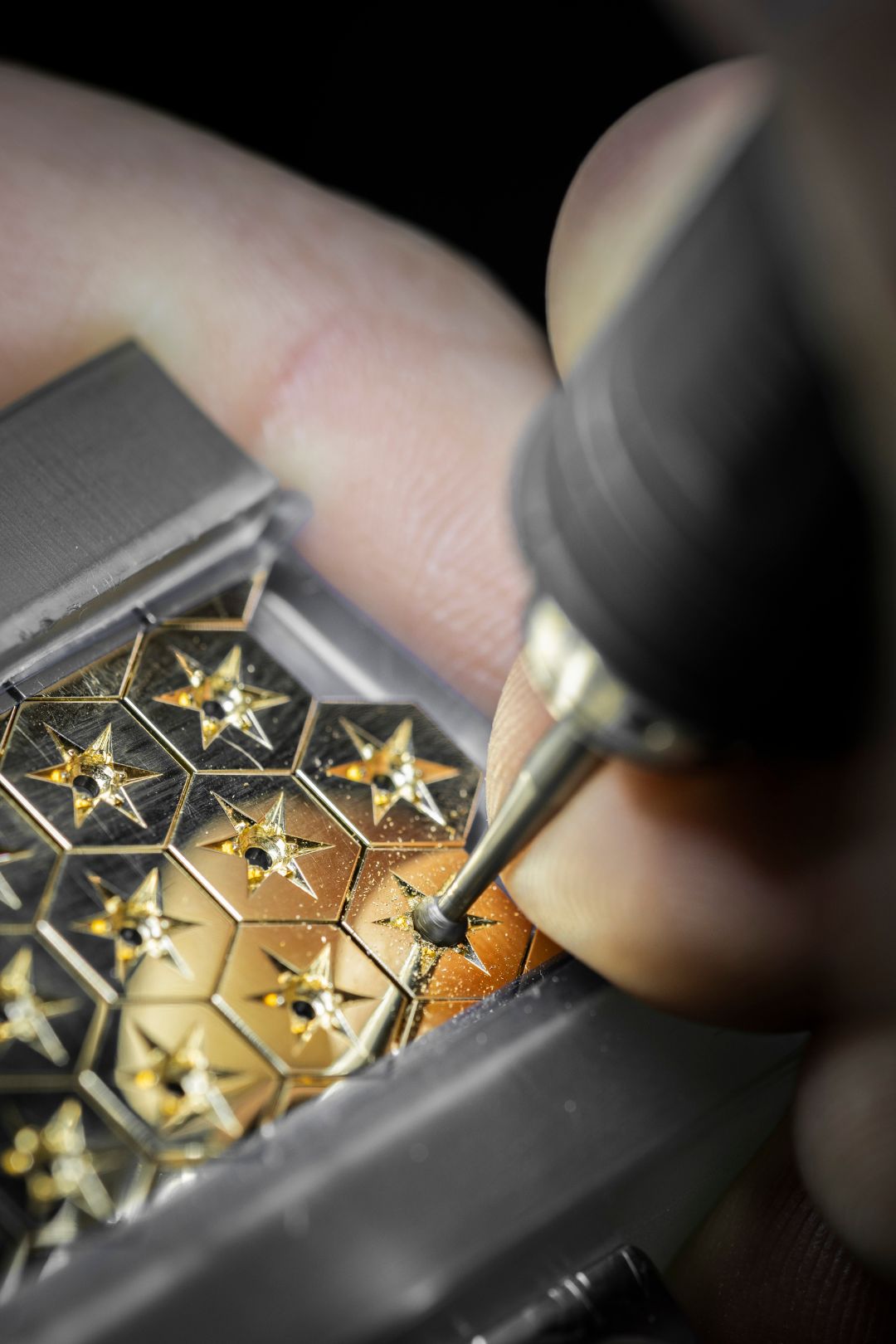 Tinh hoa thủ công làm nên Van Cleef & Arpels LUDO插图9