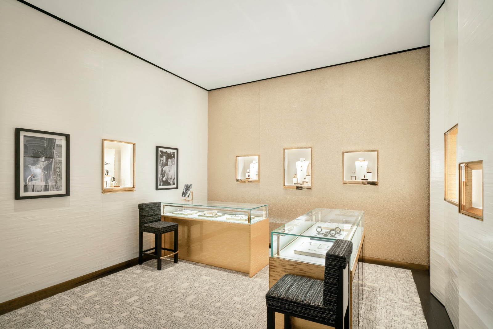chanel-mo-rong-boutique-tai-rex-hotel-giua-long-tp-hcm