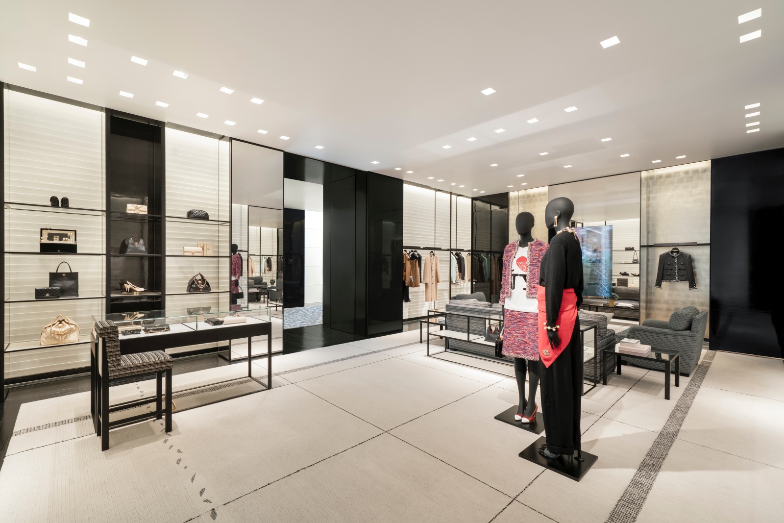 chanel-mo-rong-boutique-tai-rex-hotel-giua-long-tp-hcm