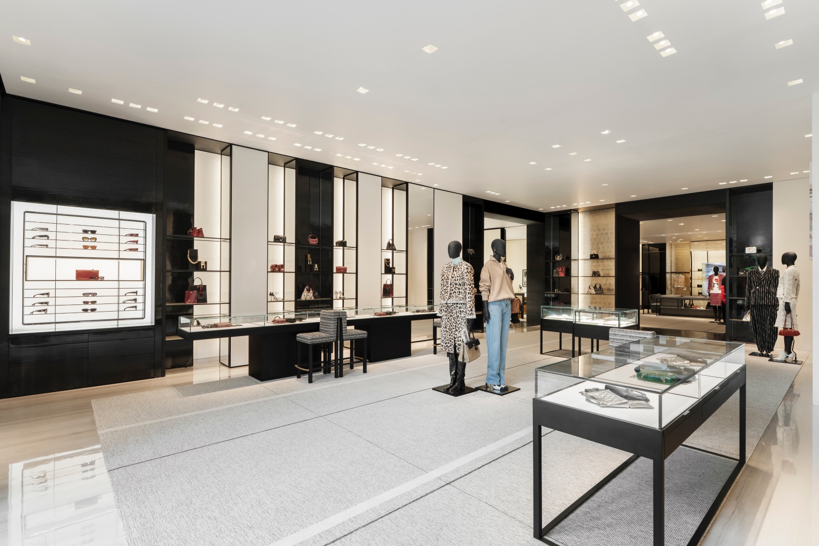 chanel-mo-rong-boutique-tai-rex-hotel-giua-long-tp-hcm