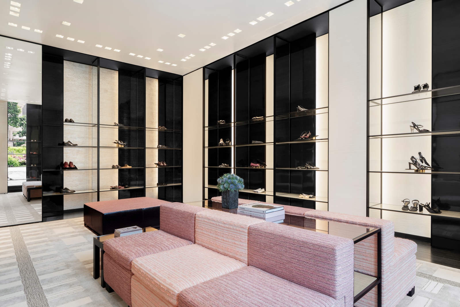 chanel-mo-rong-boutique-tai-rex-hotel-giua-long-tp-hcm