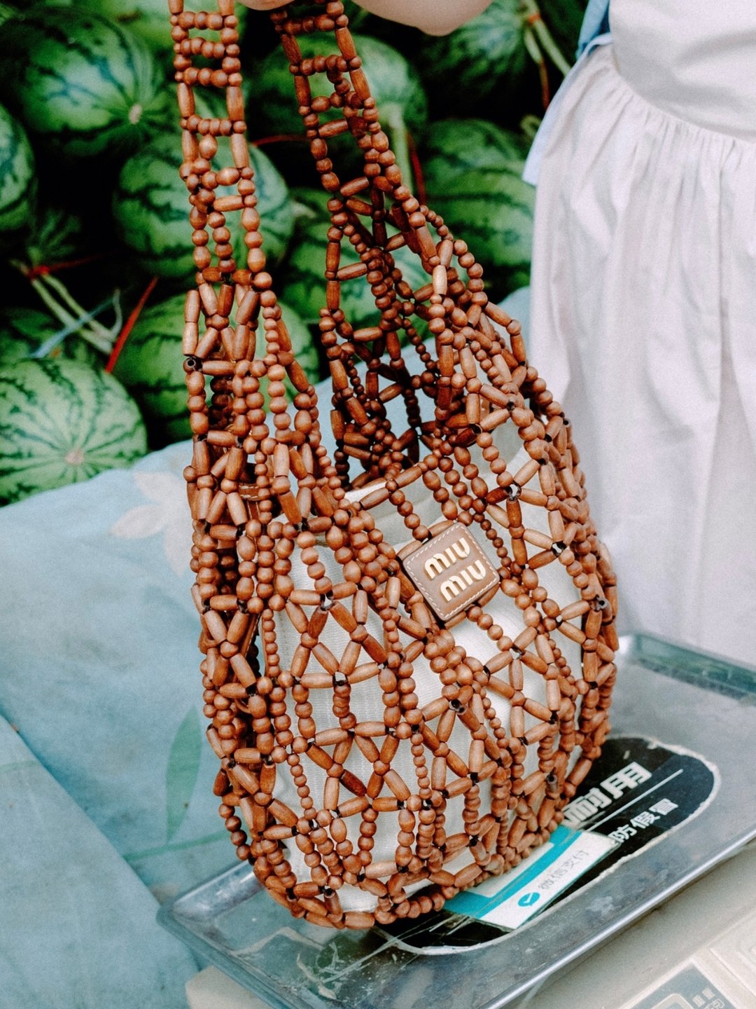 Jang Wonyoung, Ella Gross vintage cùng túi kết hạt Miu Miu Mesh Bag插图2