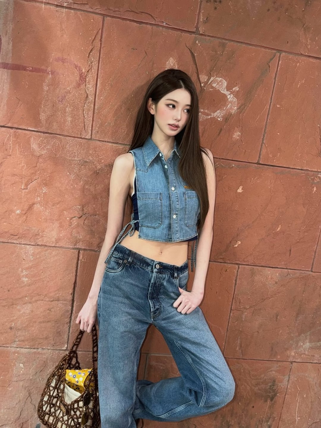 Jang Wonyoung, Ella Gross vintage cùng túi kết hạt Miu Miu Mesh Bag插图5