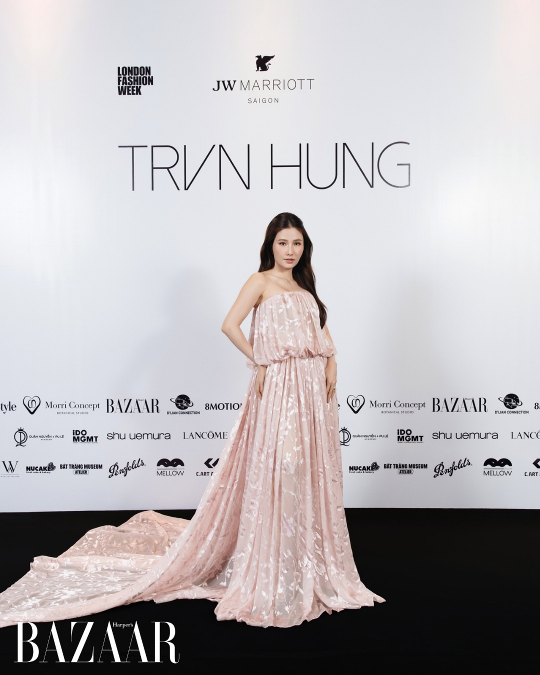 Thảm đỏ kỷ niệm 10 năm TRAN HUNG rực rỡ như vườn hoa插图11