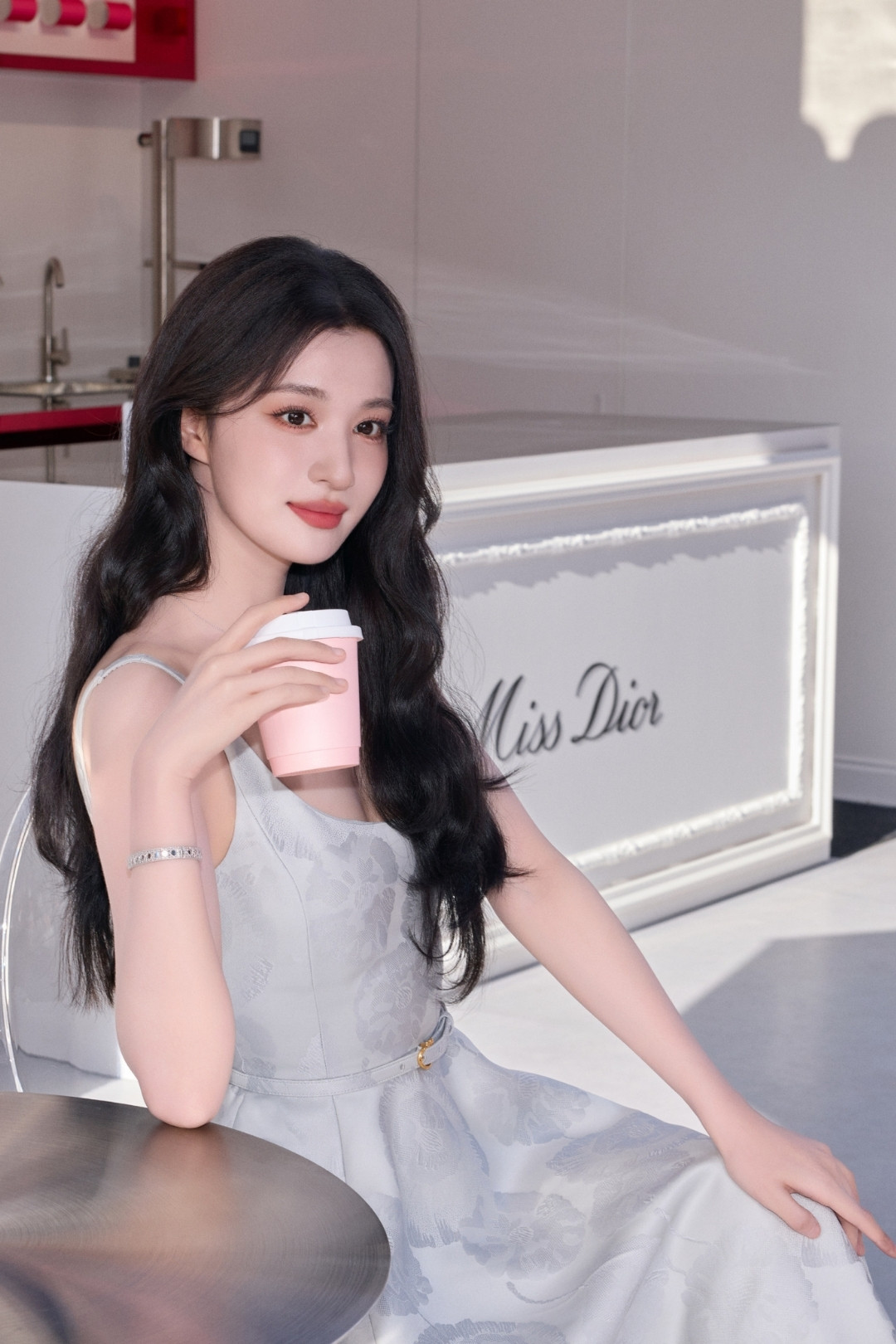 Vương Sở Nhiên vừa maximalist, vừa minimalist với đầm Dior Anemone插图6