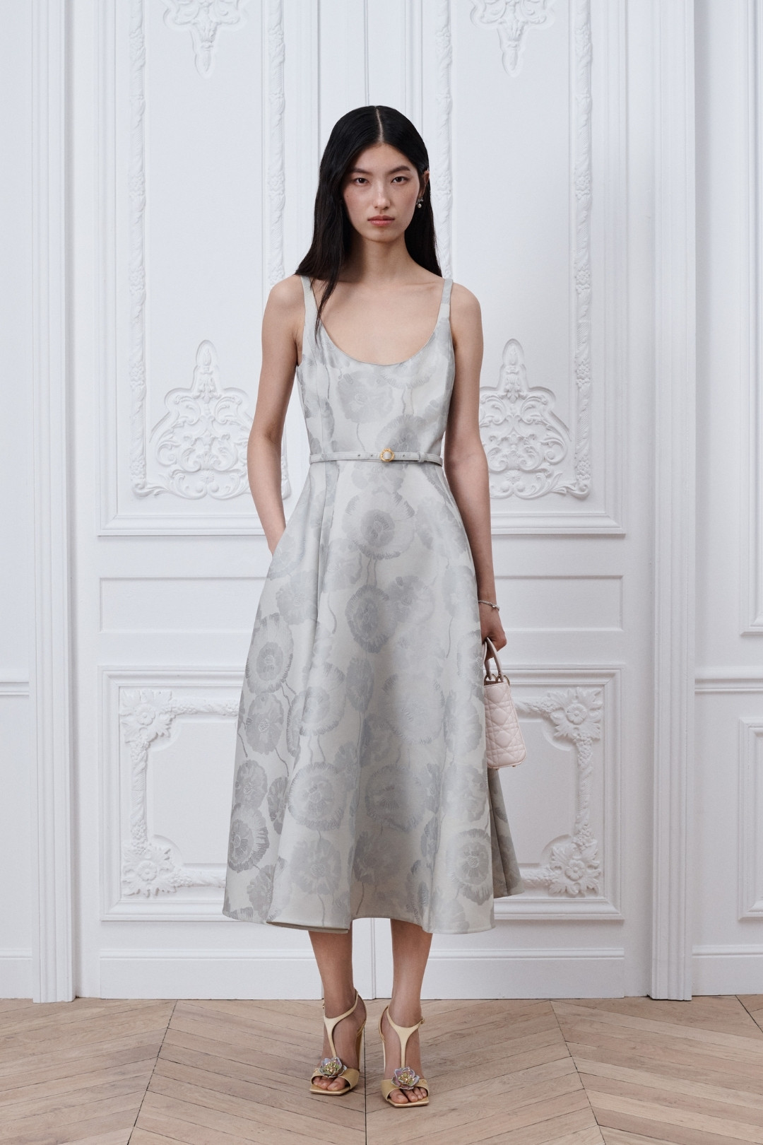 Vương Sở Nhiên vừa maximalist, vừa minimalist với đầm Dior Anemone插图2