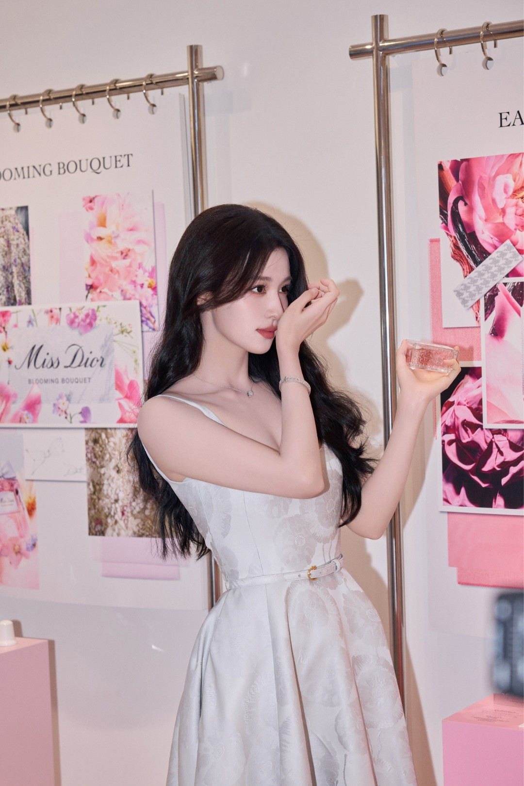 Vương Sở Nhiên vừa maximalist, vừa minimalist với đầm Dior Anemone插图7