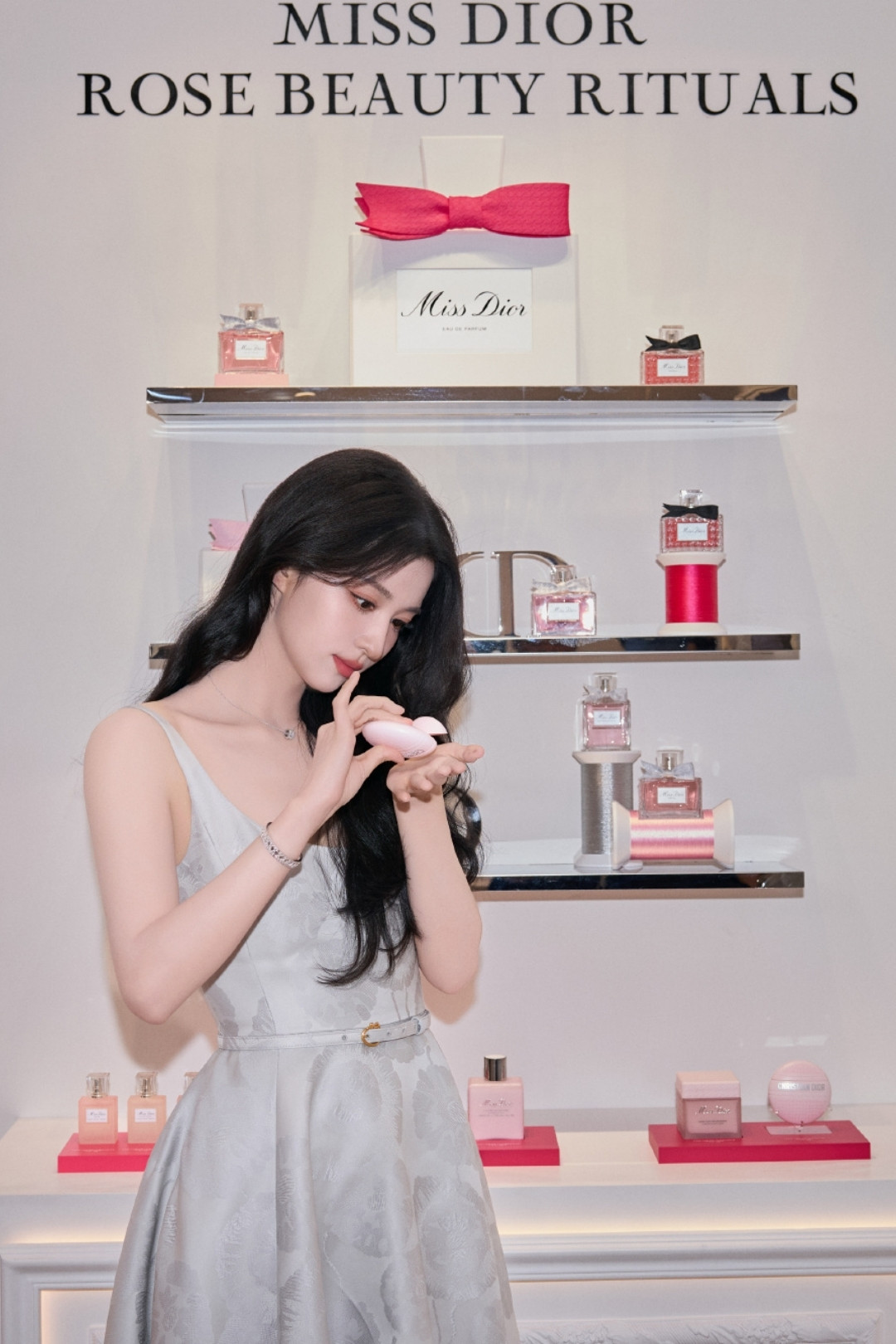 Vương Sở Nhiên vừa maximalist, vừa minimalist với đầm Dior Anemone插图8