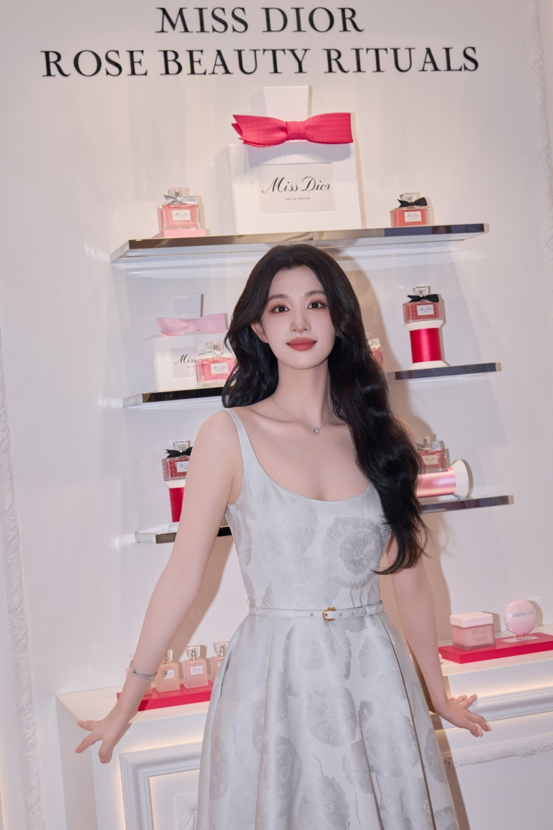 Vương Sở Nhiên vừa maximalist, vừa minimalist với đầm Dior Anemone插图5