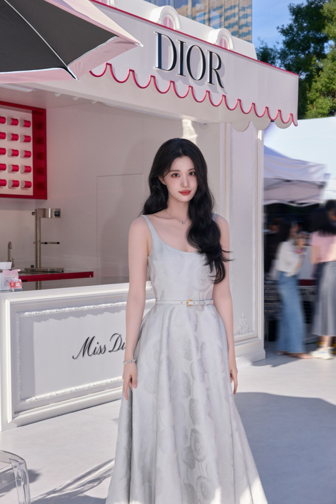 Vương Sở Nhiên vừa maximalist, vừa minimalist với đầm Dior Anemone插图