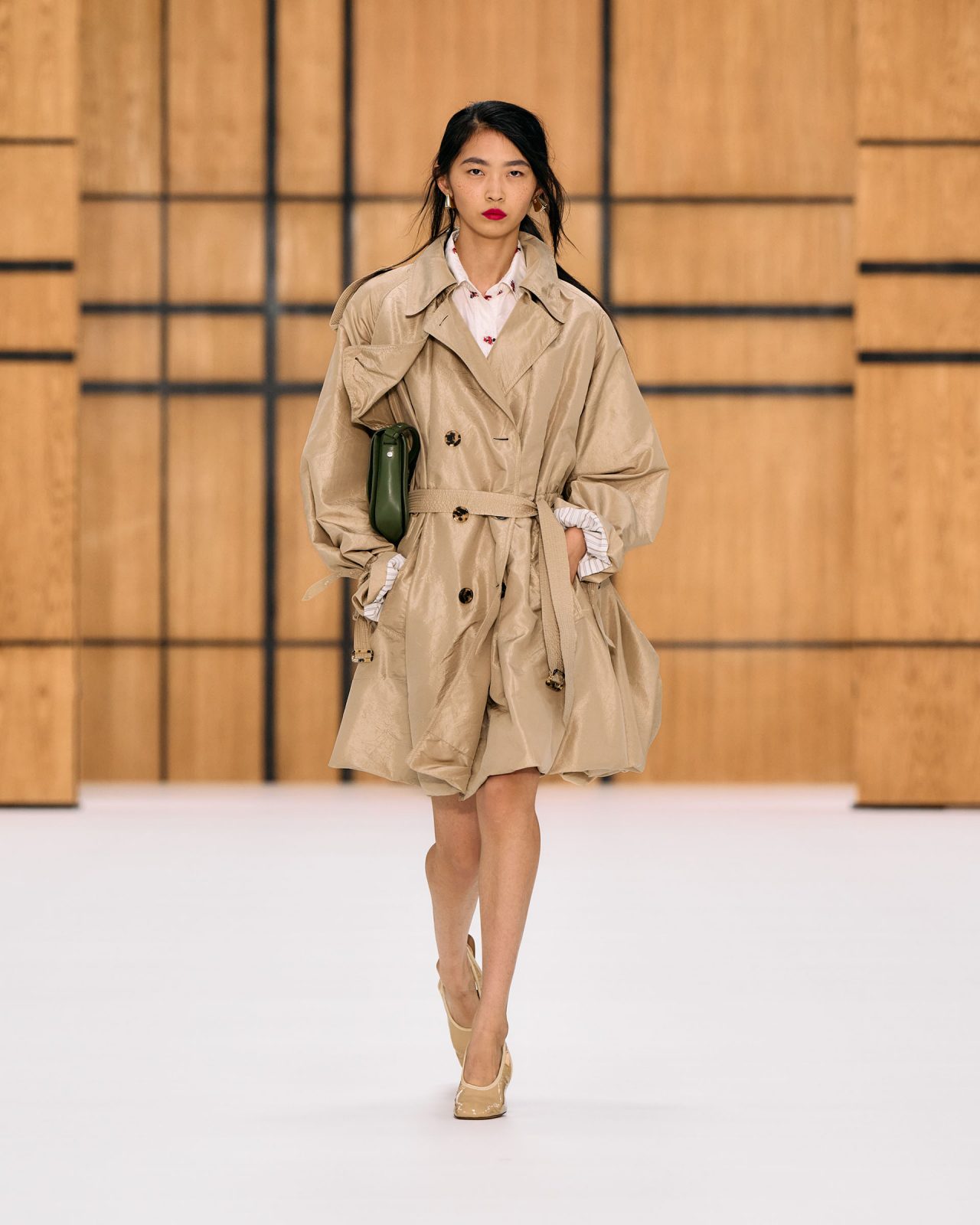Burberry Xuân Hè 2027: Burberry đâu chỉ có họa tiết kẻ sọc tartan插图4