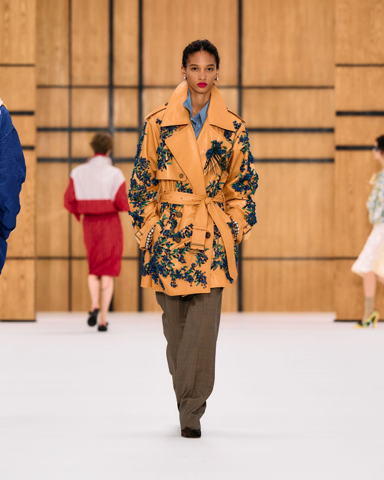 Burberry Xuân Hè 2027: Burberry đâu chỉ có họa tiết kẻ sọc tartan插图7