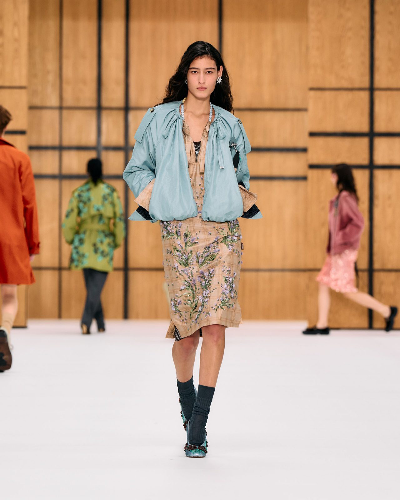 Burberry Xuân Hè 2027: Burberry đâu chỉ có họa tiết kẻ sọc tartan插图5