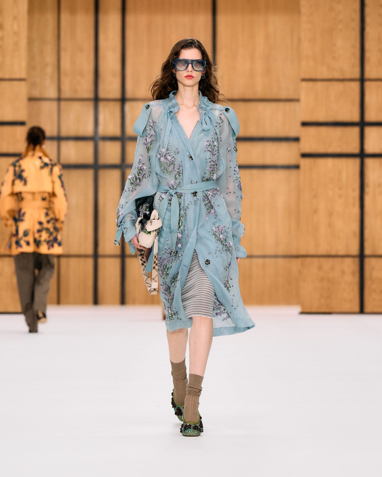Burberry Xuân Hè 2027: Burberry đâu chỉ có họa tiết kẻ sọc tartan插图6