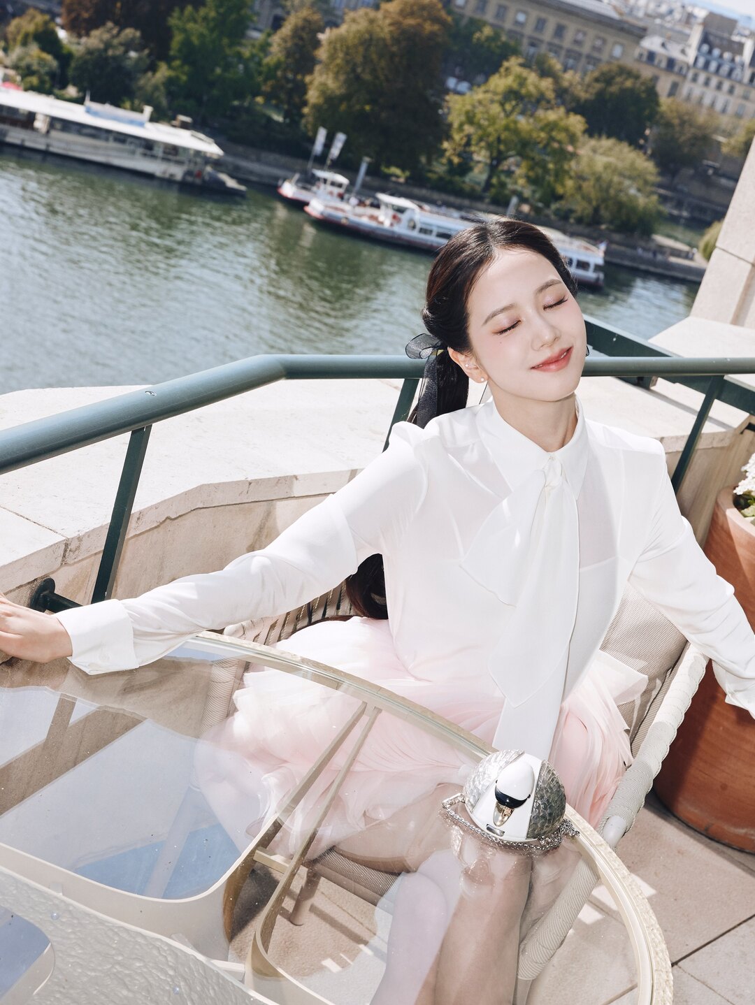 bzvn jisoo dior xuan he 2027 chi tiet trang phuc (10)