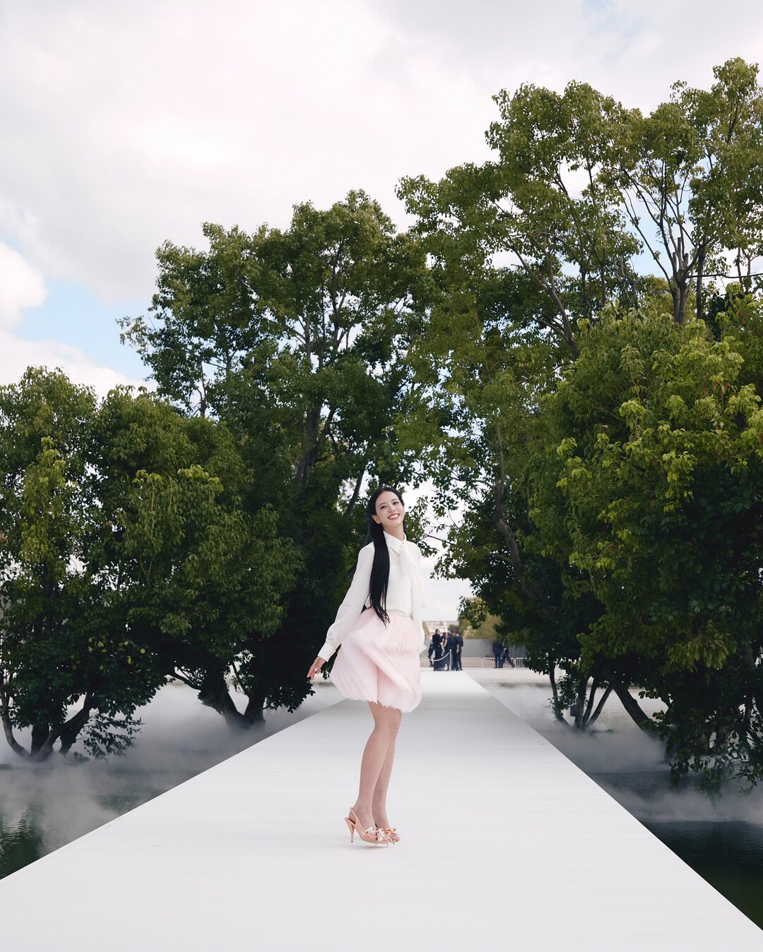 bzvn jisoo dior xuan he 2027 chi tiet trang phuc (4)