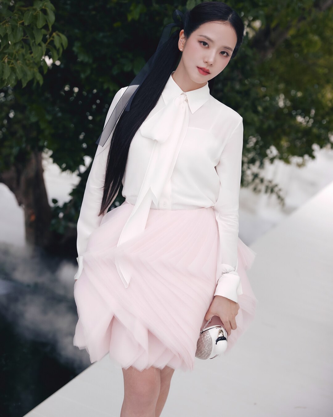 bzvn jisoo dior xuan he 2027 chi tiet trang phuc (7)