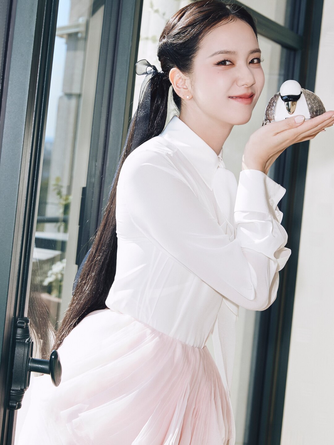bzvn jisoo dior xuan he 2027 chi tiet trang phuc (8)