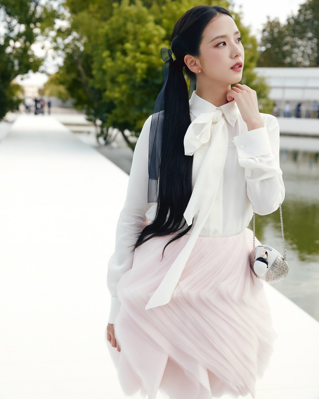 bzvn jisoo dior xuan he 2027 chi tiet trang phuc (9)